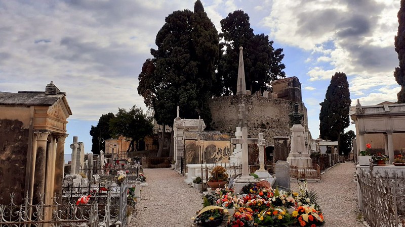 Un château devenu cimetière