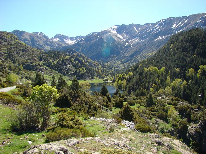 Vue plongeante sur le lac du Passet