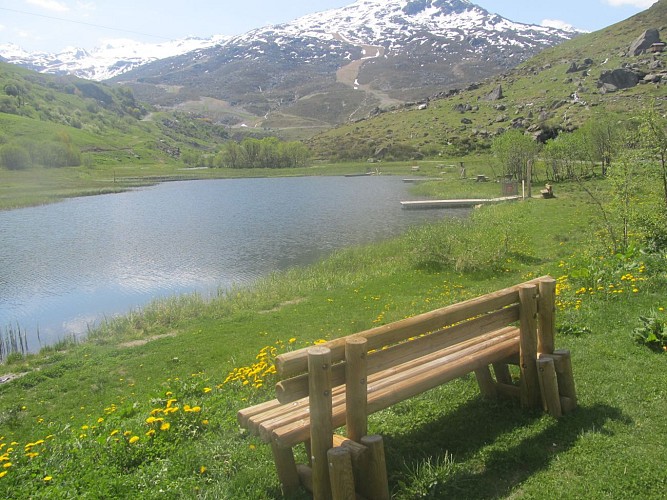 Gemütlicher Spaziergang am See von Les Bruyères