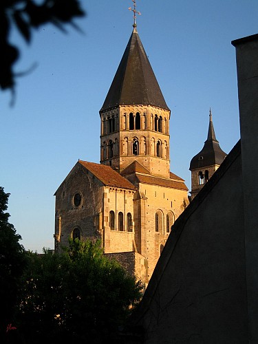 Abbaye de Cluny clocher eau bénite