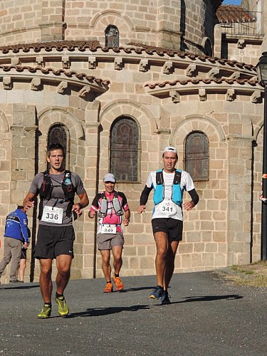 Trail devant l'église Notre-Dame de Châtel-Montagne