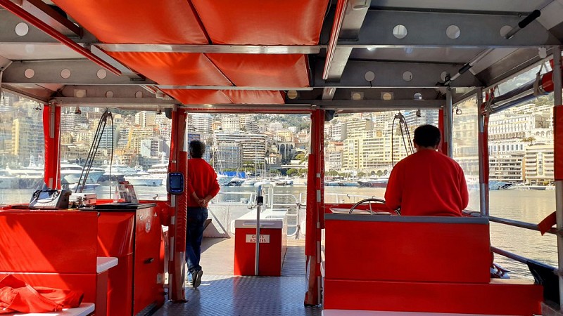 Courte traversée en bâteau