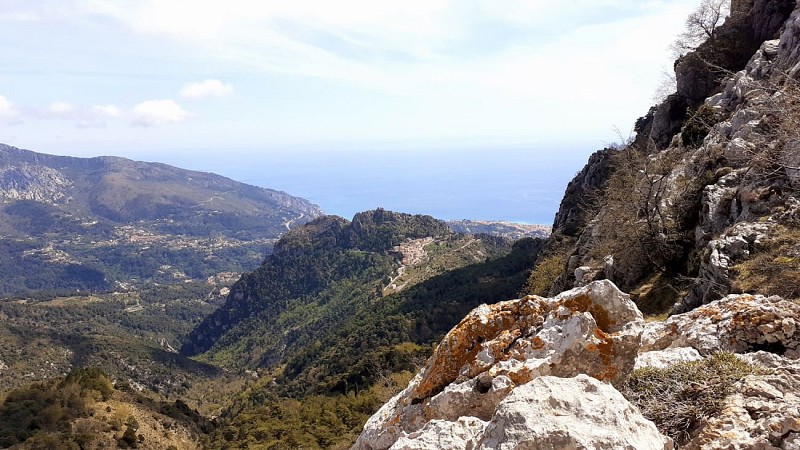 Sainte-Agnès se laisse apercevoir