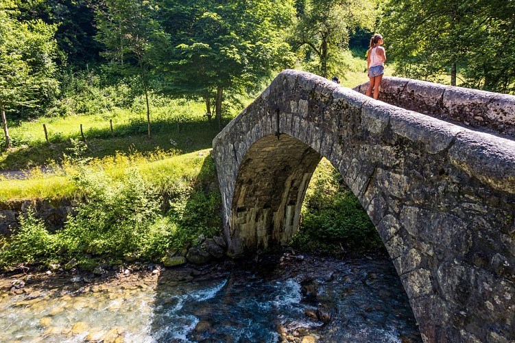 Roman bridge path