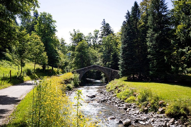 Roman bridge path