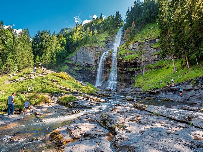 Vers la cascade du Rouget : Partez en direction de l’une des plus belles cascades, haute de 80m.