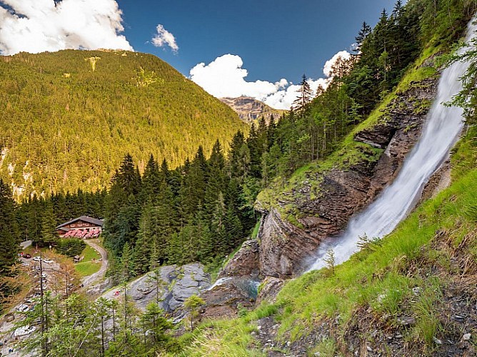 Vers la cascade du Rouget : Partez en direction de l’une des plus belles cascades, haute de 80m.