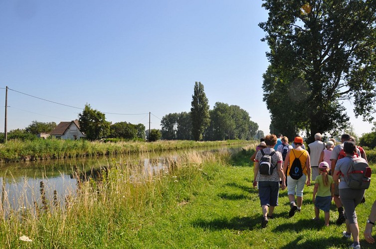 Randonneurs le long du canal de Calais