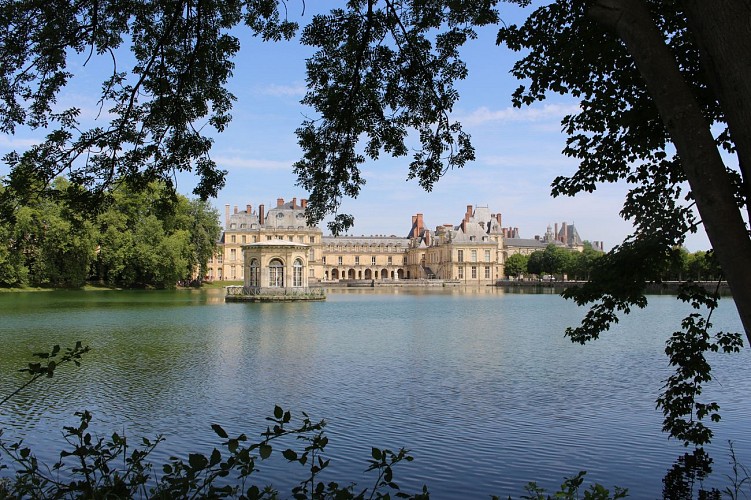 Along the water through the park and gardens of the Château de Fontainebleau