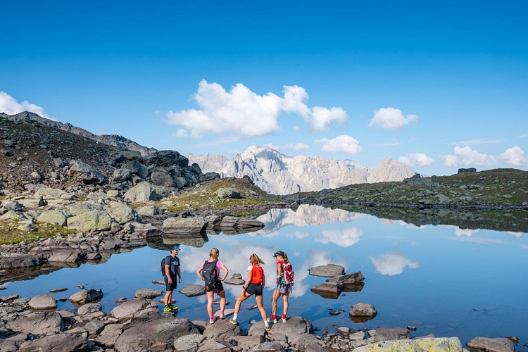 Lac long et rond des Muandes