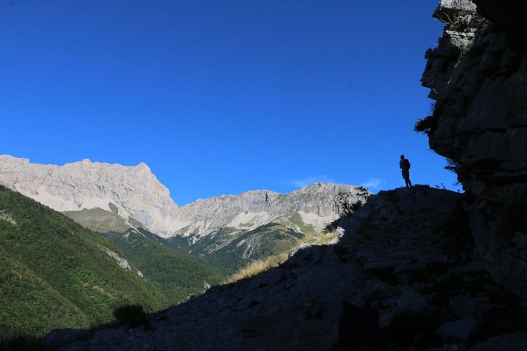 Le sentier des Bancs et la chapelle de la Crotte