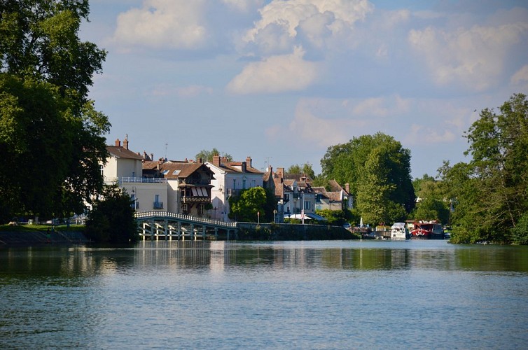 The Petit Barbeau walk through the village of Samois-sur-Seine