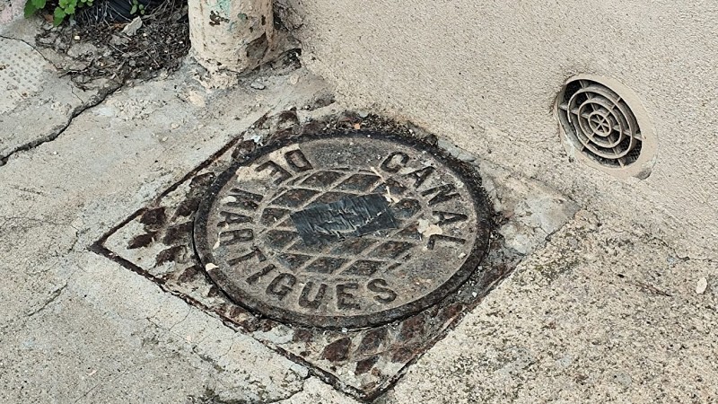 Rastro de agua en el centro de la ciudad_Martigues
