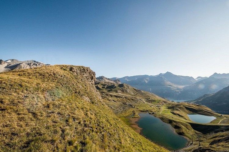 Les Lacs du Chardonnet et l'Aiguille Percée