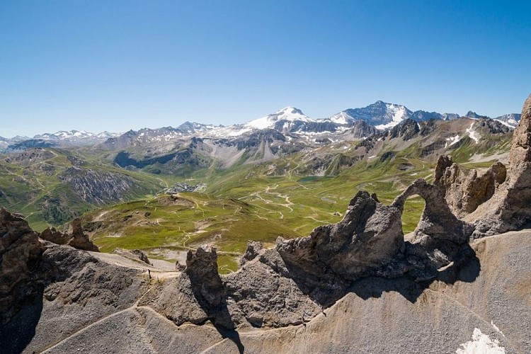 Les Lacs du Chardonnet et l'Aiguille Percée