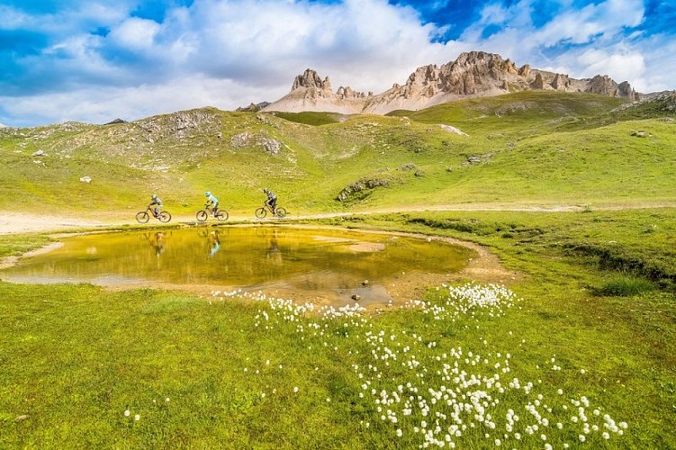 Les Lacs du Chardonnet et l'Aiguille Percée
