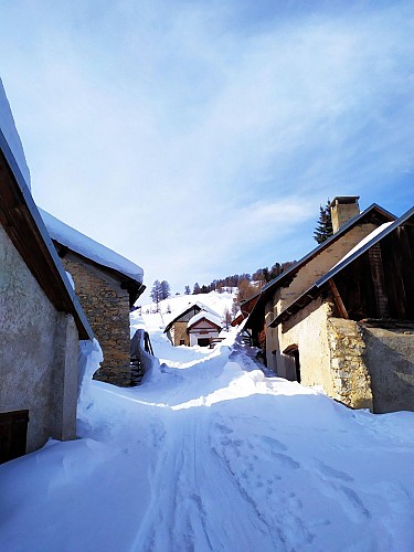 Snowshoeing to the Granon chalets