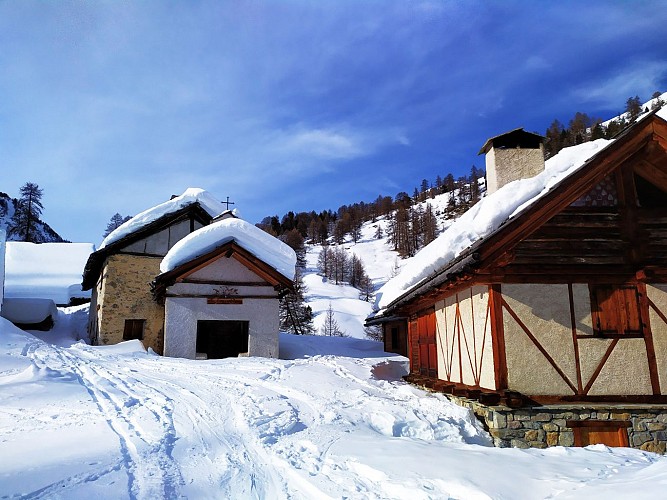 Escursioni con le racchette da neve verso gli chalet di Granon