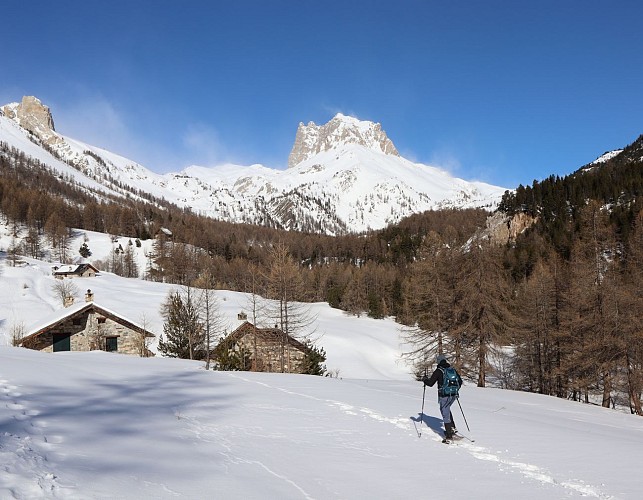 The Vallée Étroite barns on snowshoes: access to the I Re Magi and Terzo Alpini huts