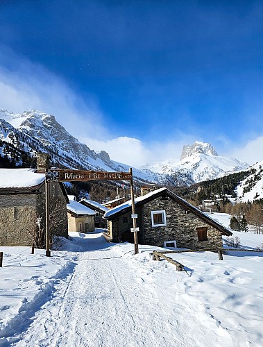 The Vallée Étroite barns on snowshoes: access to the I Re Magi and Terzo Alpini huts