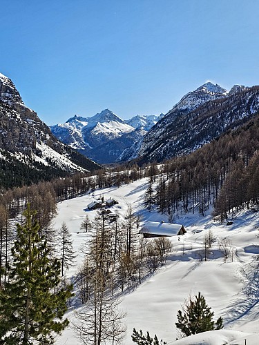 I fienili della Vallée Étroite con le racchette da neve: accesso ai rifugi I Re Magi e Terzo Alpini