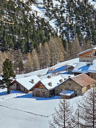 I fienili della Vallée Étroite con le racchette da neve: accesso ai rifugi I Re Magi e Terzo Alpini