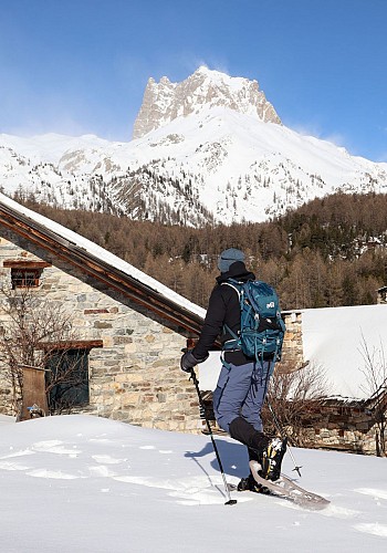 I fienili della Vallée Étroite con le racchette da neve: accesso ai rifugi I Re Magi e Terzo Alpini