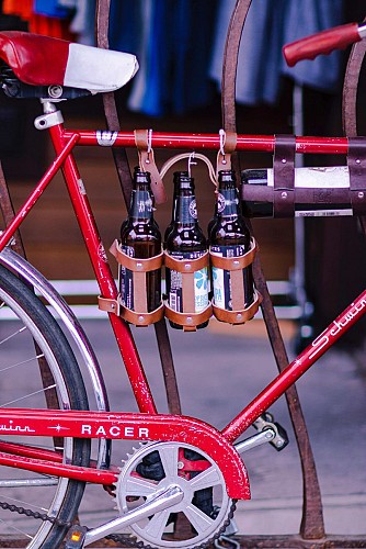 在德尔河畔骑自行车的啤酒之旅