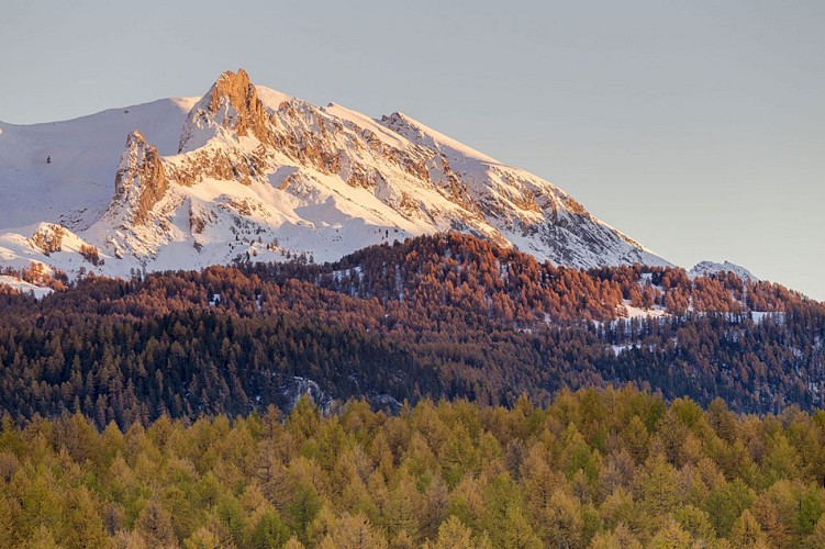 Hautes-Alpes, PNR du Queyras, à gauche la Roche des Clots (2801 m) et à droite la Pointe de la Selle (2745 m)