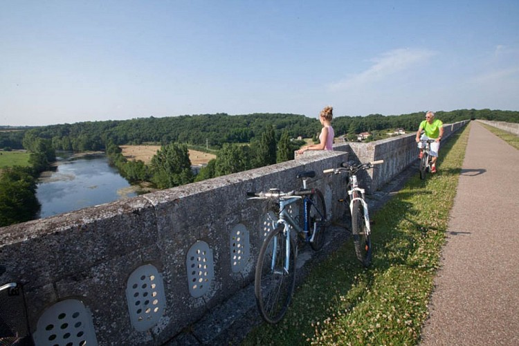 Sur le viaduc au Blanc