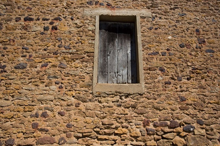 Les mines de fer de Chéniers - Du fer dans la pierre