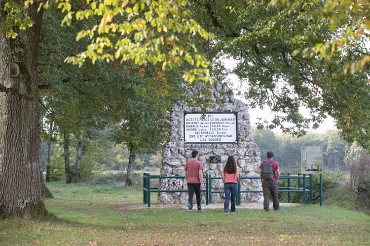 Aux portes de la Brenne - Devant le monument de Miral