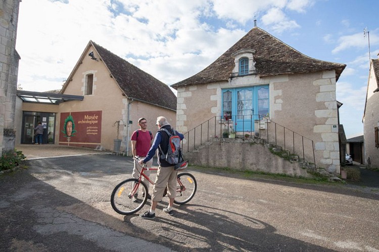 Balade entre la Claise et le Chambon - Bavardage non loin du musée