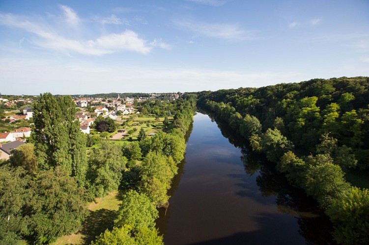 Vue sur la Creuse du viaduc au Blanc