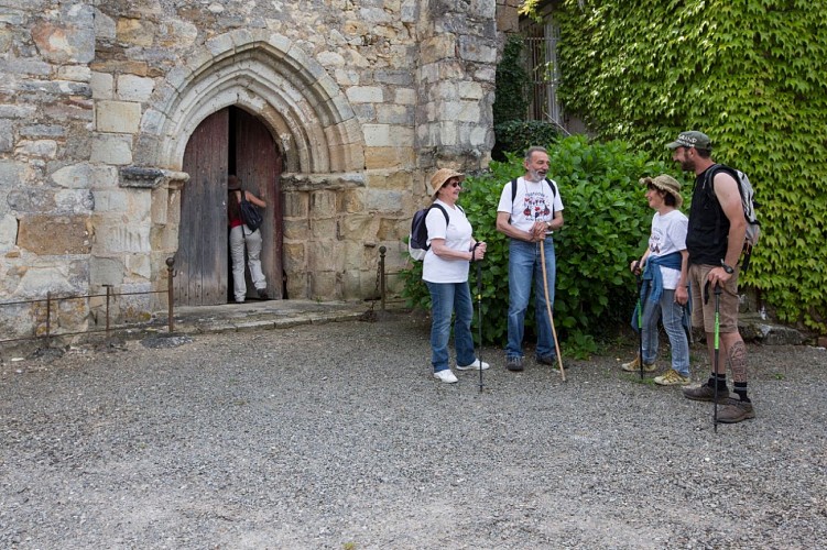 Devant la chapelle de Château Guillaume