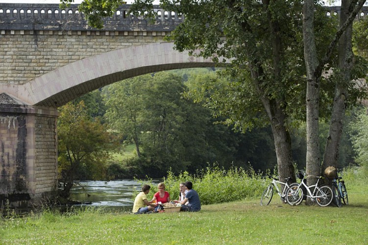 Au pied du viaduc à Saint-Gaultier