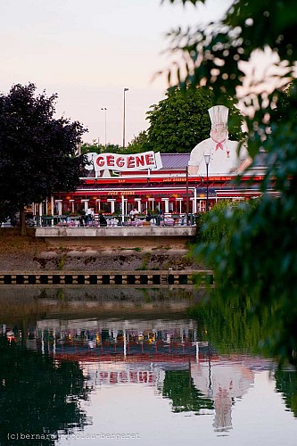 马恩河畔的餐馆船(Restaurants des bords de Marne)