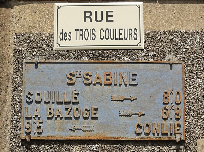 Sainte-Sabine-sur-Longève_(Sarthe)_plaque_de_cocher,_rue_des_Trois_Couleurs