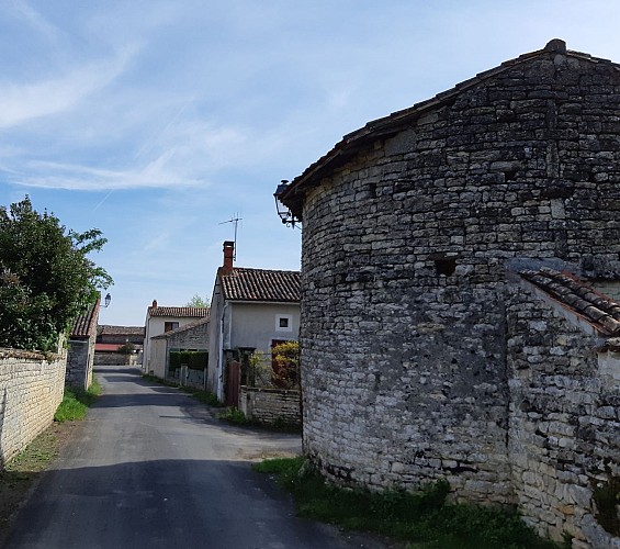 Vers la jonction avec la rue de La Tour, à Bouin