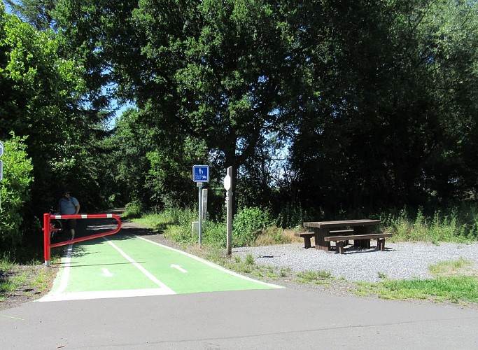 Circuit vélo Accessible Herve-Aubel_traversée route-table pique-nique_2021 red