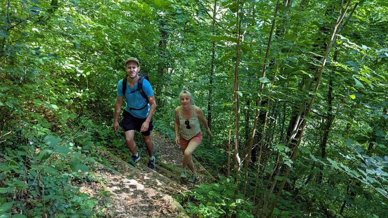 Go up to the castle of Virieu_Val-de-Virieu