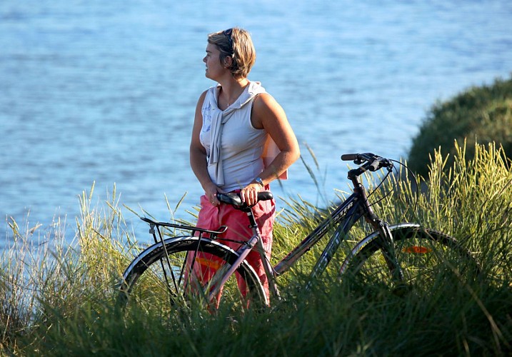 Balade à vélo électrique au bord de la mer par Cabourg jusqu'à Beuvron-en-Auge, plus beau village de France