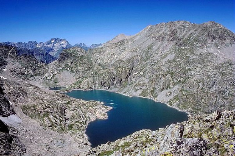 Vue plongeante sur le lac de l'Agnel en Roya par un temps très lumineux. C'est un des plus grands lacs du Mercantour.
