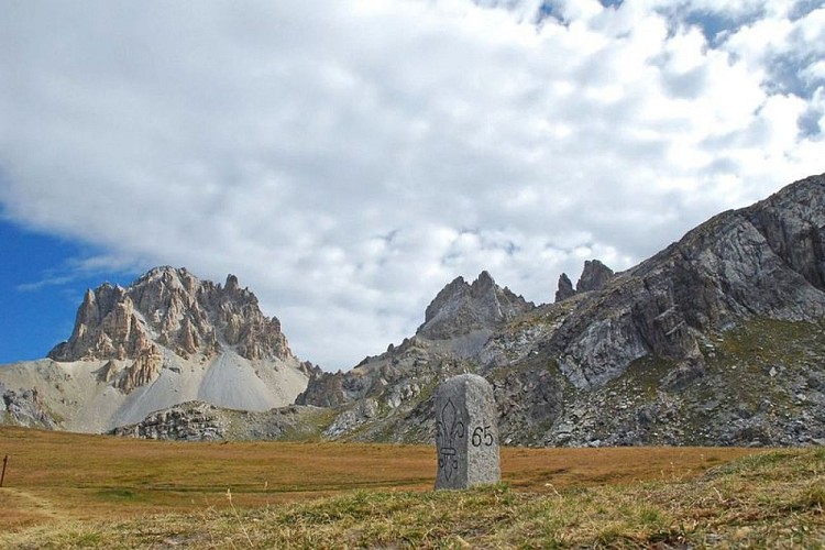 La borne frontière du Col de Roburent, face à la Tête de Moise, en fin d'été.