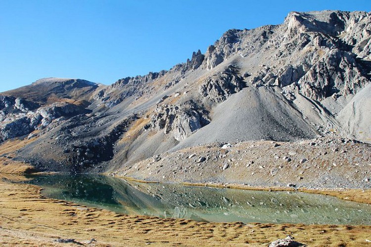 Lac de l'Oronaye à l'automne.