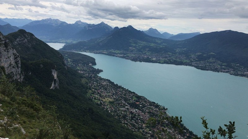 le lac d'annecy en enfilade