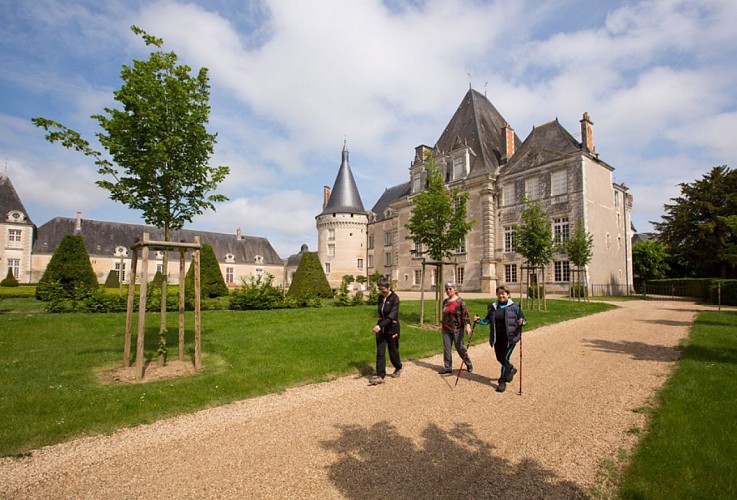 Le château et ses demoiselles - Par l'allée