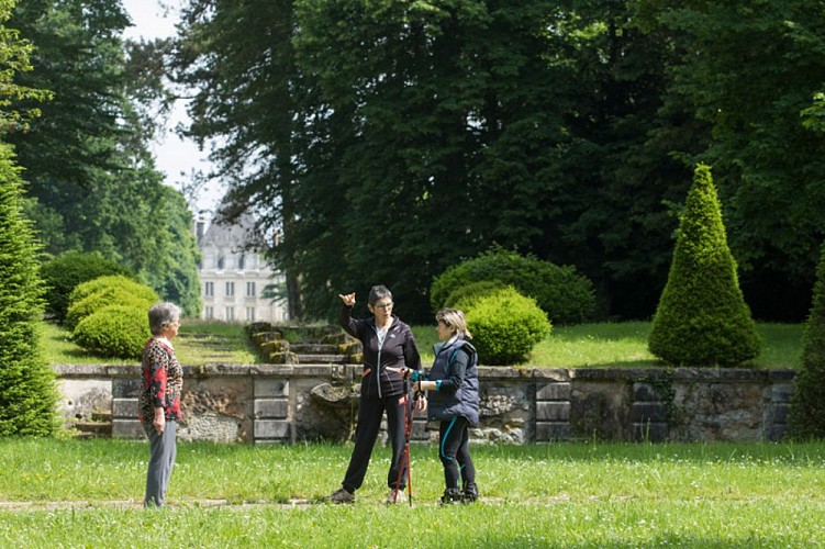 Le château et ses demoiselles - A côté de la fontaine