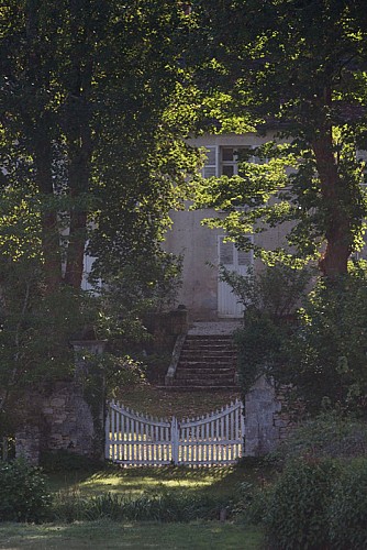 L'eau, la terre, l'air, le feu - Bâti derrière le couvert végétal