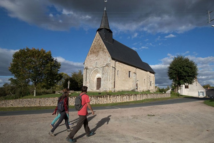 Les coteaux de l'Abloux - Passage devant l'église